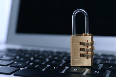 Laptop klavyesinde metal kod asma kilit, metin için boşluk. Siber güvenlik kavramı