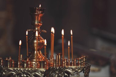 Kilisede mum yakmak, mesaj için yer açmak. Vaftiz töreni