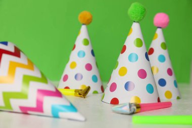 Doğum günü partisi şapkaları ve boynuzları ışık masasında