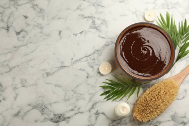 Beyaz mermer zemin üzerinde kozmetik ürünü ile düz kompozisyon, metin için boşluk. Kaplıca gövdesi sargıları