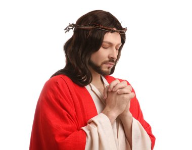 Dikenli tacıyla beyaz arka planda dua eden İsa Mesih.