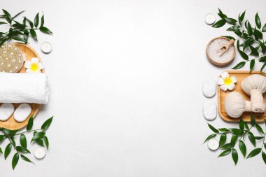 Beyaz masadaki spa ürünlerinin olduğu düz bir kompozisyon. Metin için boşluk