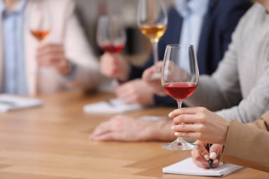 Sommelier 'ler kapalı mekanlarda farklı türde şarap tadıyorlar.