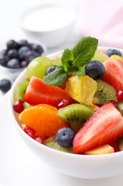 Masada taze meyve salatası, yakın çekim.