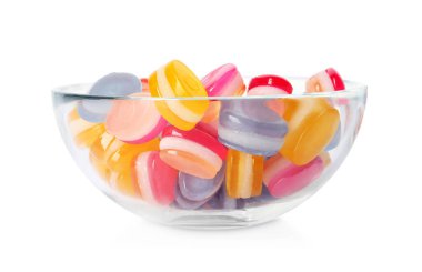 Beyazlar üzerinde izole edilmiş cam kasede leziz renkli tatlılar.