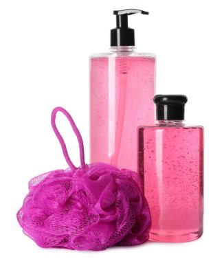 Kişisel hijyen ürünleri ve beyaz arka planda duş pufları.