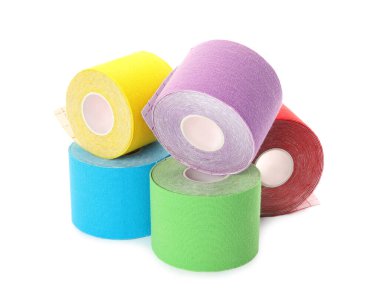 Beyaz arkaplanda bir sürü parlak kinesio bandı var.