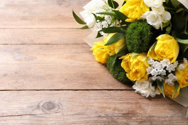 Ahşap masada şakayık laleleri olan güzel bir buket. Metin için boşluk