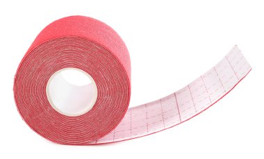 Beyaz arkaplanda kırmızı kinesio şeridi