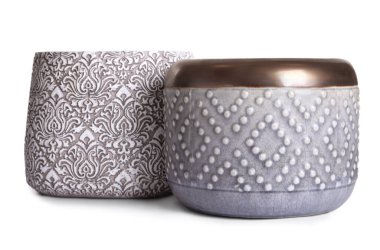 Beyaz renkte izole edilmiş farklı seramik saksılar.