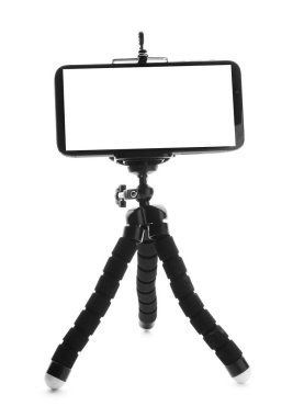 Akıllı telefonu beyaz üzerine izole edilmiş modern tripodlar.