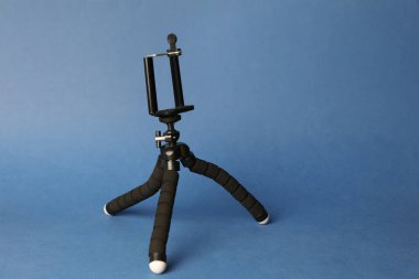 Mavi arkaplanda modern tarz mobil tripodlar