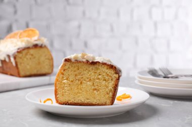 Açık gri mermer masada lezzetli bir pasta kes.