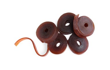 Beyaz arka planda nefis meyve dürümleri, üst manzara.