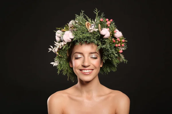 Felice Giovane Donna Che Indossa Ghirlanda Sfondo Nero — Foto Stock