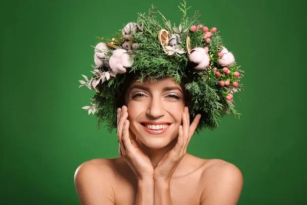 Felice Giovane Donna Che Indossa Ghirlanda Sfondo Verde — Foto Stock