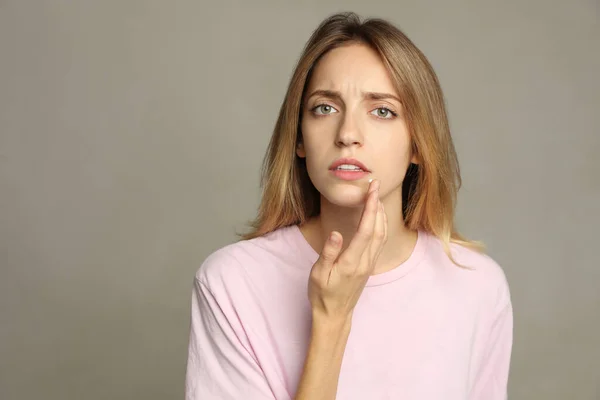 Vrouw Met Herpes Aanbrengen Crème Lip Tegen Lichtgrijze Achtergrond — Stockfoto