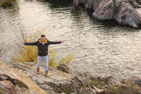 Άνδρας Σακίδιο Απολαμβάνοντας Όμορφη Θέα Κοντά Στο Βουνό Ποτάμι — Φωτογραφία Αρχείου