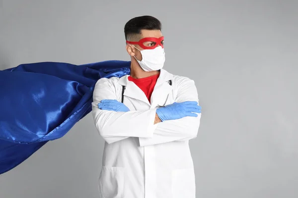フェイスマスクを着用し 灰色の背景にケープ医師 医学のためのスーパーヒーローパワー — ストック写真