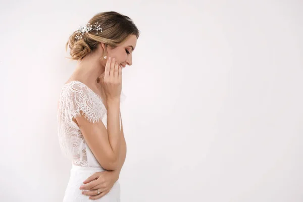 Noiva Jovem Com Penteado Casamento Elegante Fundo Claro Espaço Para — Fotografia de Stock