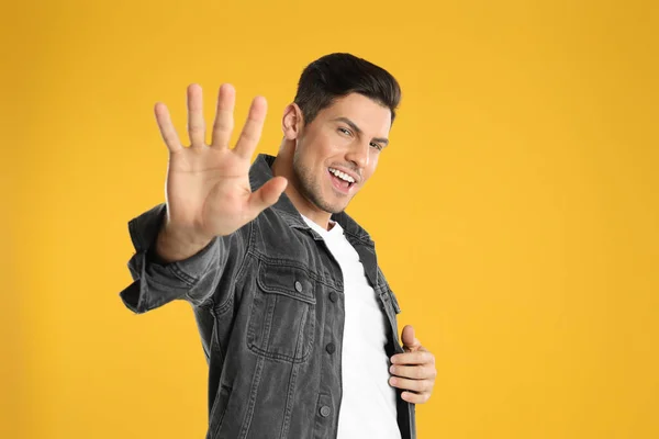 Man Showing Number Five His Hand Yellow Background — Stock Photo, Image