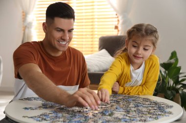 Mutlu aile evde bulmacalarla oynuyor.