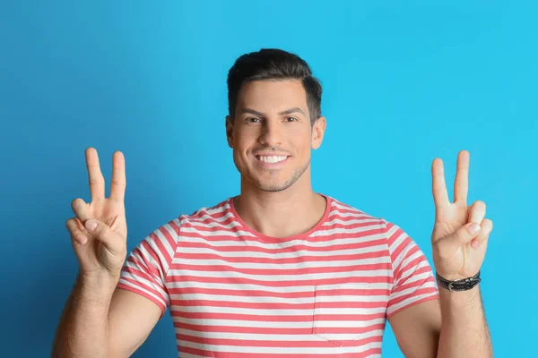 Άνθρωπος Που Δείχνει Νούμερο Τέσσερα Χέρια Του Στο Γαλάζιο Φόντο — Φωτογραφία Αρχείου