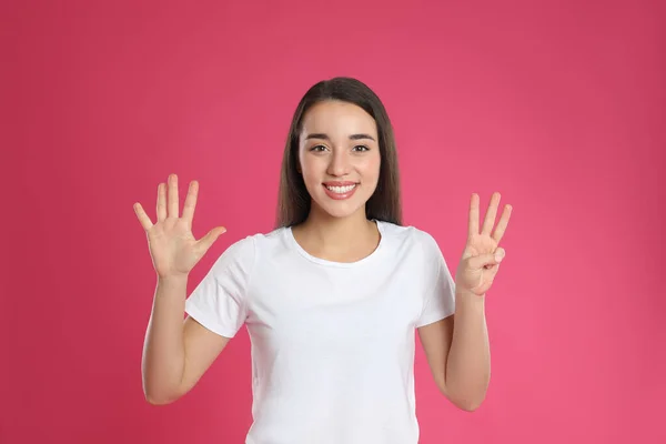 Γυναίκα Δείχνει Νούμερο Οκτώ Χέρια Της Ροζ Φόντο — Φωτογραφία Αρχείου