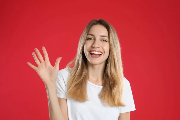 Mujer Mostrando Número Cinco Con Mano Sobre Fondo Rojo — Foto de Stock