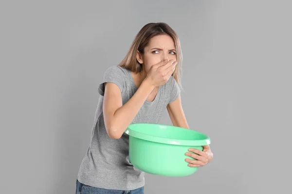 Mujer Con Lavabo Que Sufre Náuseas Sobre Fondo Gris Intoxicación —  Fotos de Stock