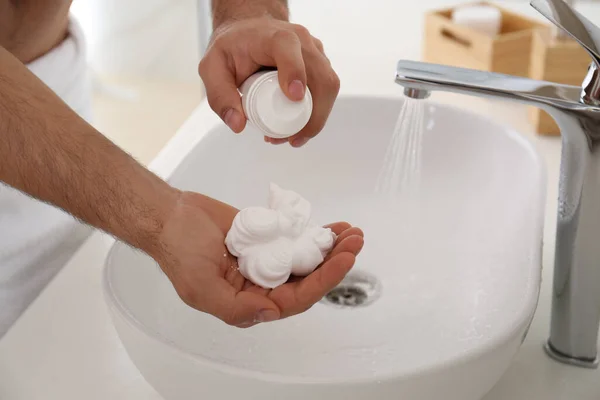 Hombre Con Espuma Afeitar Baño Primer Plano —  Fotos de Stock