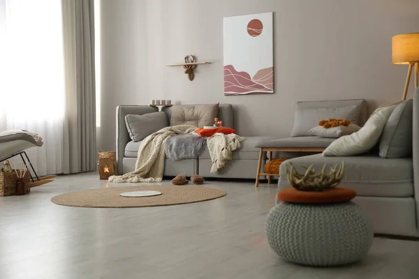 Geräumiges Wohnzimmer Mit Bequemem Sofa — Stockfoto
