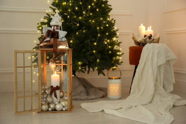 Linternas Decorativas Madera Con Velas Encendidas Cerca Del Árbol Navidad —  Fotos de Stock