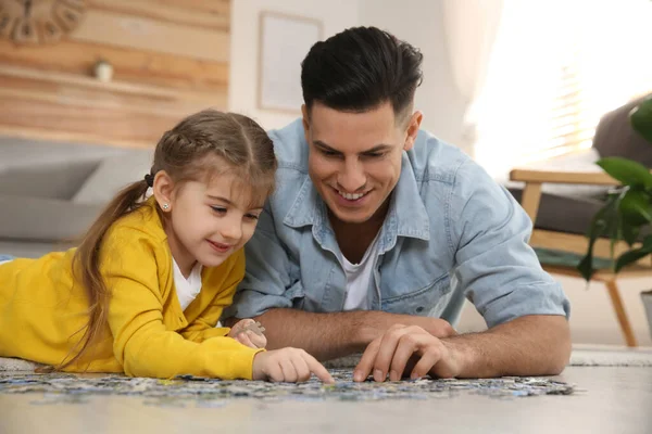 Gelukkig Vader Zijn Dochter Spelen Met Puzzels Vloer Thuis — Stockfoto