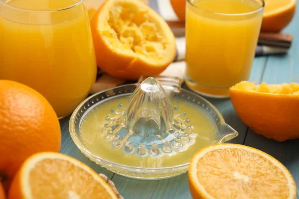 Presseur Oranges Fraîches Jus Sur Table Bois Bleu — Photo