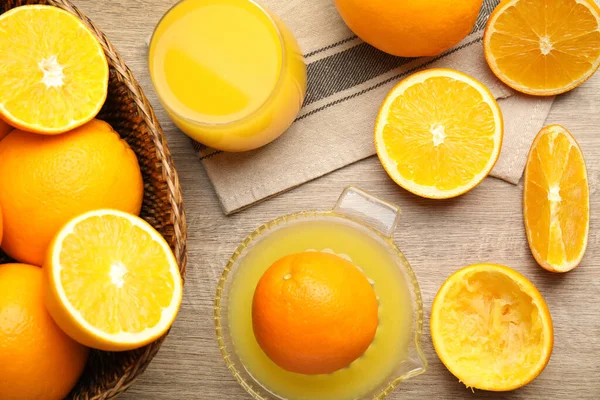 Szorító Friss Narancs Gyümölcslé Asztalra Lapos Tojásrakás — Stock Fotó