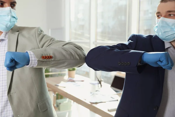 Empleados Oficina Máscaras Saludándose Golpeando Codos Lugar Trabajo — Foto de Stock