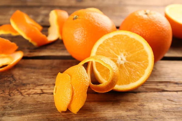 Pomerančové Ovoce Slupkami Bílém Dřevěném Stole — Stock fotografie
