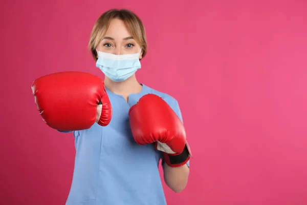 Médico Con Máscara Protectora Guantes Boxeo Sobre Fondo Rosa Espacio —  Fotos de Stock