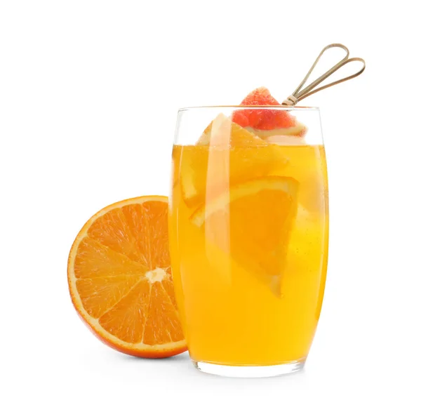 白い背景においしいオレンジソーダ水と新鮮な果物 — ストック写真