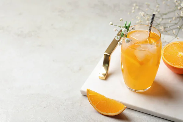 ライトテーブルの上においしいオレンジソーダ水 テキストのスペース — ストック写真