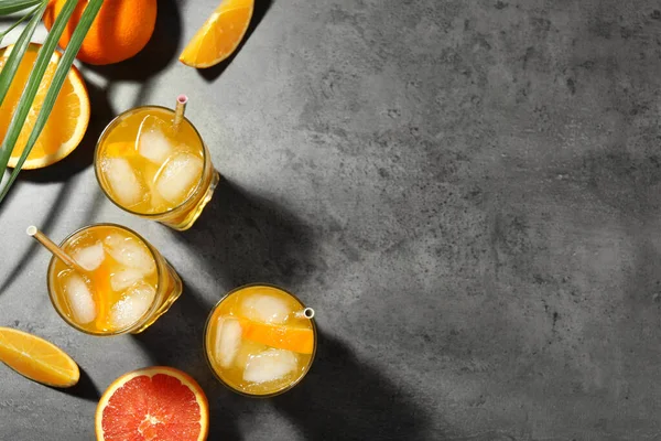 灰色のテーブルの上においしいオレンジソーダ水 フラットレイアウト テキストのスペース — ストック写真