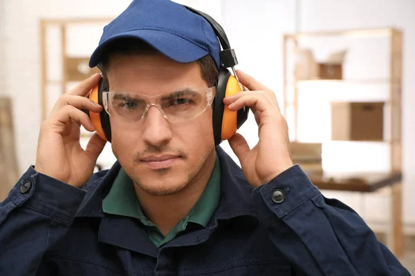 Trabajador Con Auriculares Seguridad Interior Dispositivo Protección Auditiva — Foto de Stock