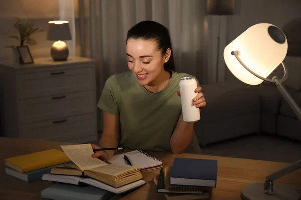 Jovem Com Bebida Energética Estudando Casa — Fotografia de Stock