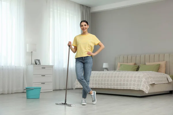 Mujer Limpiando Piso Con Fregona Casa — Foto de Stock