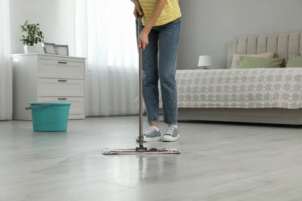 Kobieta Sprzątająca Podłogę Mopem Domu Zbliżenie — Zdjęcie stockowe