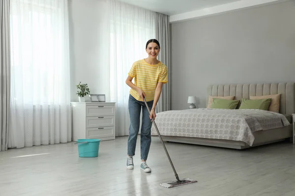 Kobieta Sprzątanie Podłogi Mopem Domu — Zdjęcie stockowe