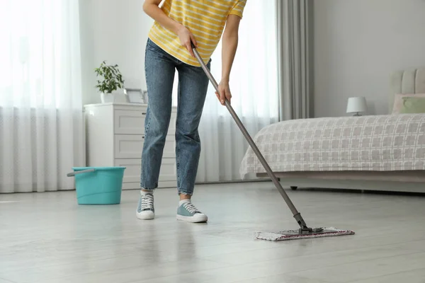 Kobieta Sprzątająca Podłogę Mopem Domu Zbliżenie — Zdjęcie stockowe