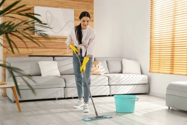 Mujer Limpiando Piso Con Fregona Casa — Foto de Stock