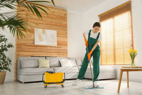 Mujer Limpiando Piso Con Fregona Casa — Foto de Stock